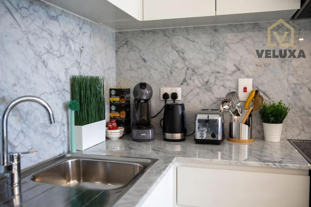 Veluxa - Luxury And Bright 1 Bedroom Apartment, Burj View! Dubai Eksteriør billede